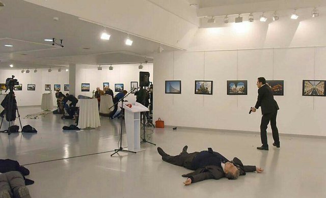 سفیر روسیه و قاتلش دقایقی قبل از ترور در آنکارا / عکس