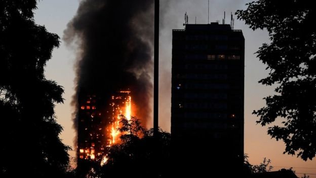 آتش‌سوزی یک برج مسکونی در غرب لندن و زخمی شدن دست کم ۳۰ نفر
