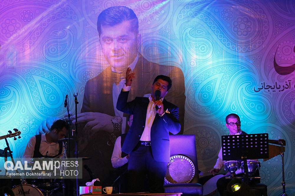اجرای صحنه ای زنده موسیقی توسط دکتر اجلالی + گزارش تصویری