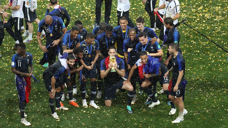 فرانسه ۴ – کرواسی ۲ / قهرمانی فرانسه در جام جهانی برای دومین بار / خروس ها جام قهرمانی را بالای سر بردند