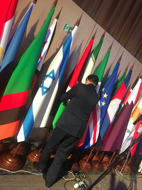جابجایی پرچم ایران و اسراییل توسط داوودی نماینده مجلس ایران در جریان اجلاس مسکو
