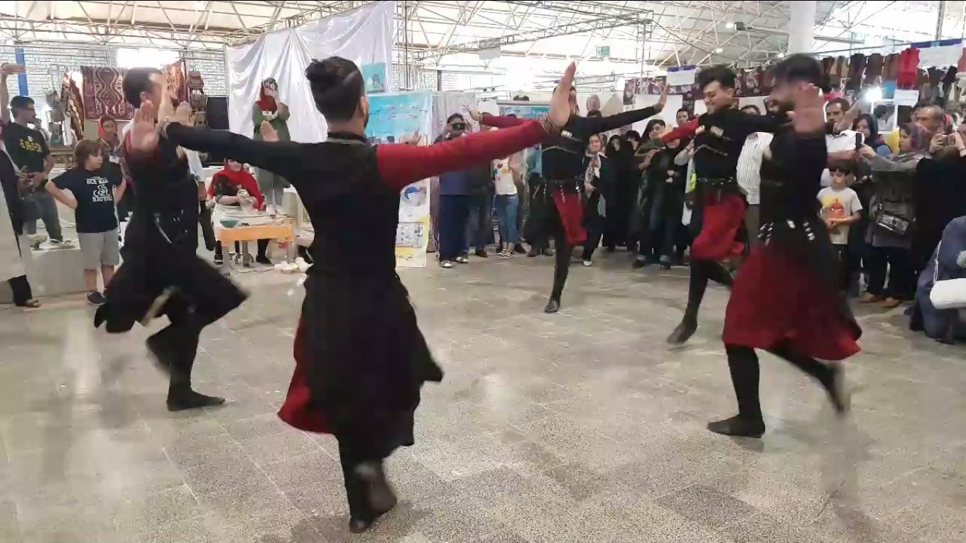 رقص زیبای آذربایجانی در نهمین نمایشگاه ملی صنایع دستی