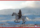 کیم جونگ-اون با اسب سفید بر  بالای بلندترین قله کره شمالی