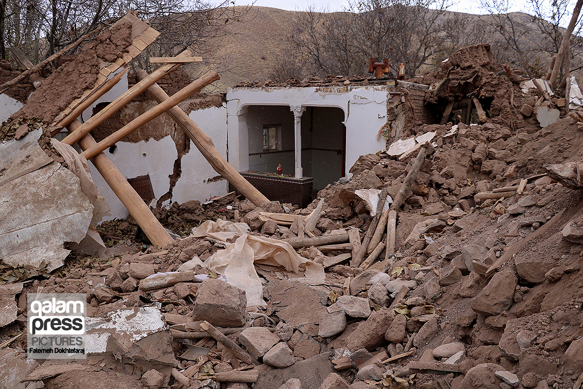 حضور روحانی در مناطق زلزله زده آذربایجان