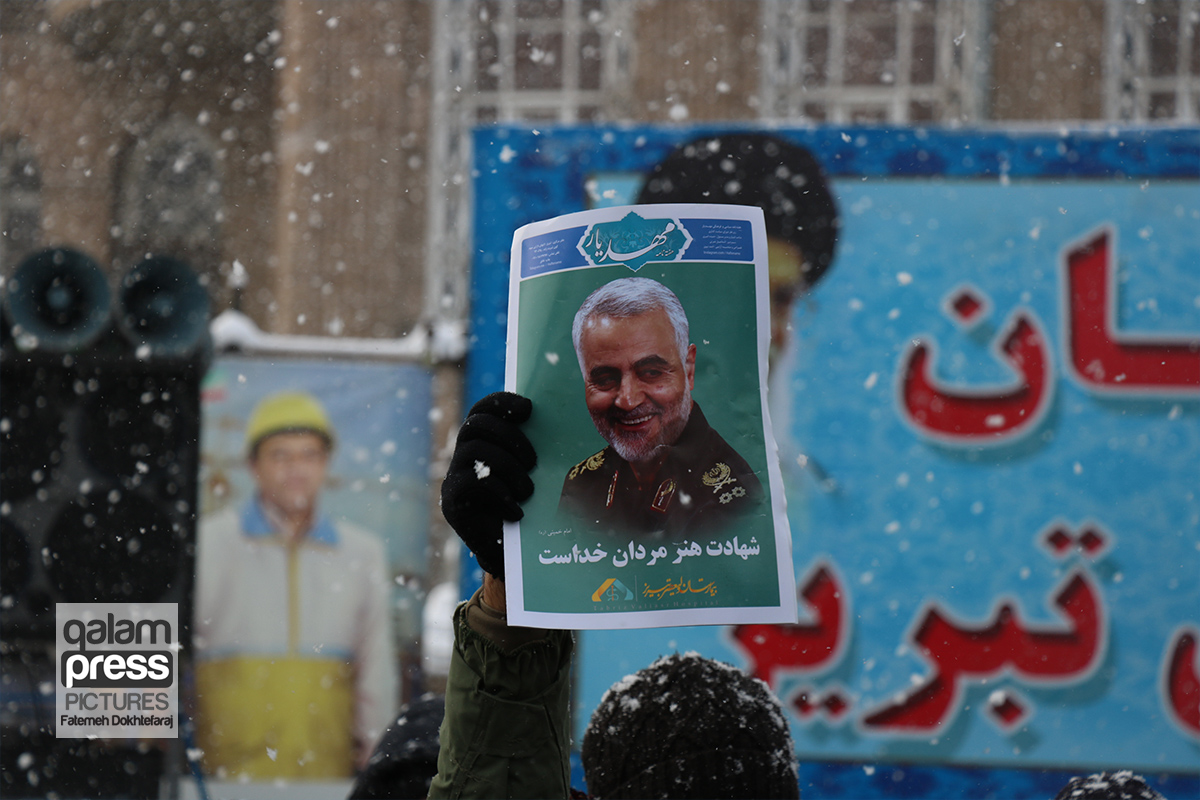 مردم تبریز زیر بارش برف شدید، ۲۲ بهمن تماشایی را به جهانیان نشان داد