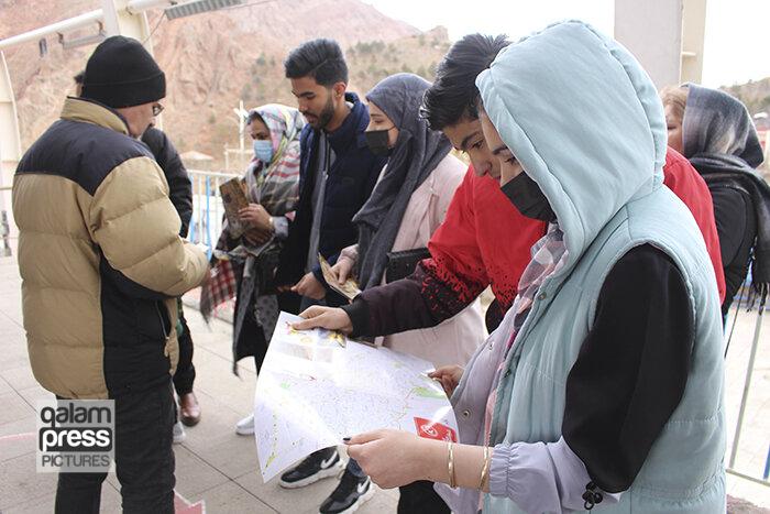 توزیع نقشه راهنمای گردشگری عینالی برای مسافران نوروزی