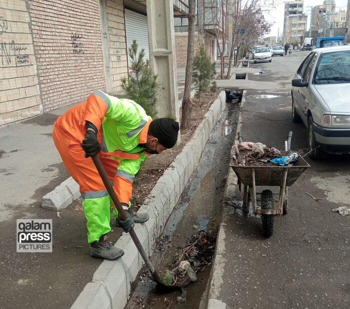 تداوم بی وقفه لایروبی جوبها و آبروهای معابر غرب تبریز