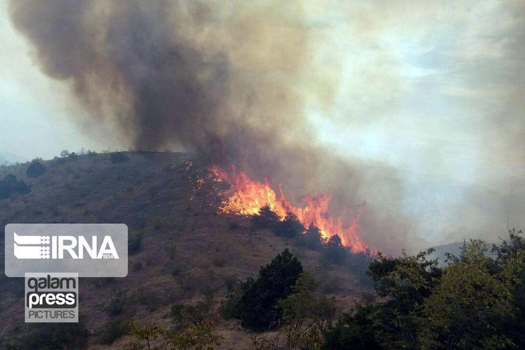 ۲۷ هکتار از مراتع مشجر و اراضی جنگلی کلیبر و خداآفرین طعمه حریق شد