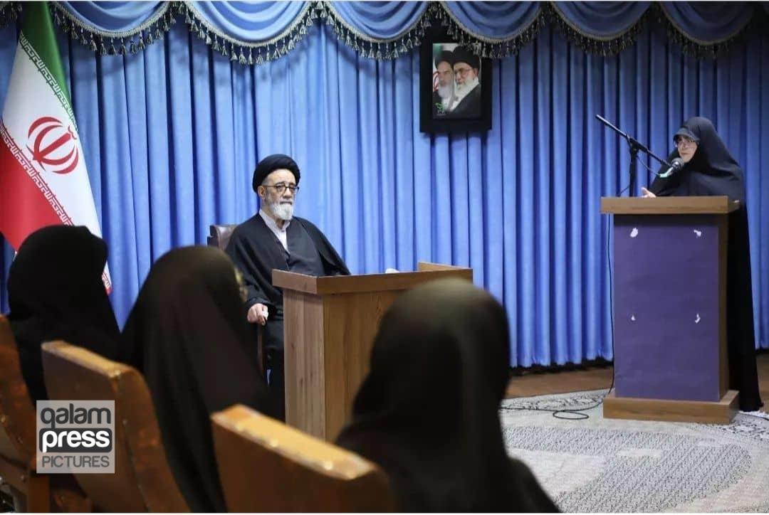 دیدار جمعی از بانوان نخبه استان با نماینده ولی فقیه در آذربایجان شرقی