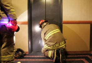 ۵۶ درصد عملیات‌های آتش‌نشانی تبریز مربوط به محبوس‌شدگی در آسانسور است