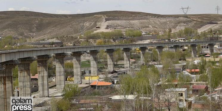 احداث بزرگ‌ترین تونل و پل قوسی دو خطه ریلی کشور  در راه آهن میانه- تبریز