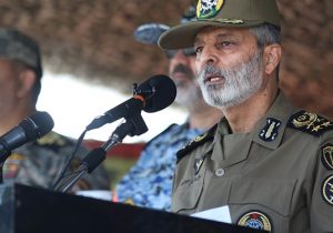فرمانده کل ارتش: تهدیدات دشمن برای ضربه زدن به کشور پیچیده‌تر شده است