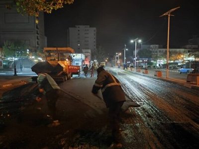 توزیع ۶۳۰ تن آسفالت طی سه روز در محلات و مسیرهای سطح منطقه ۱