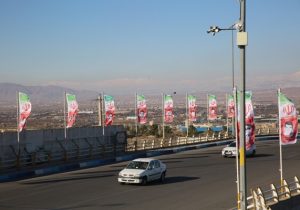 نصب پرچم های ایران منقش به تصاویر شهدا در منطقه ۷ تبریز 