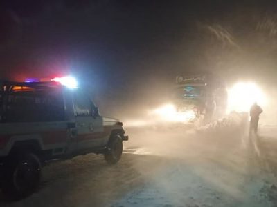فیلم| نجات خودروهای گرفتار در برف و کولاک