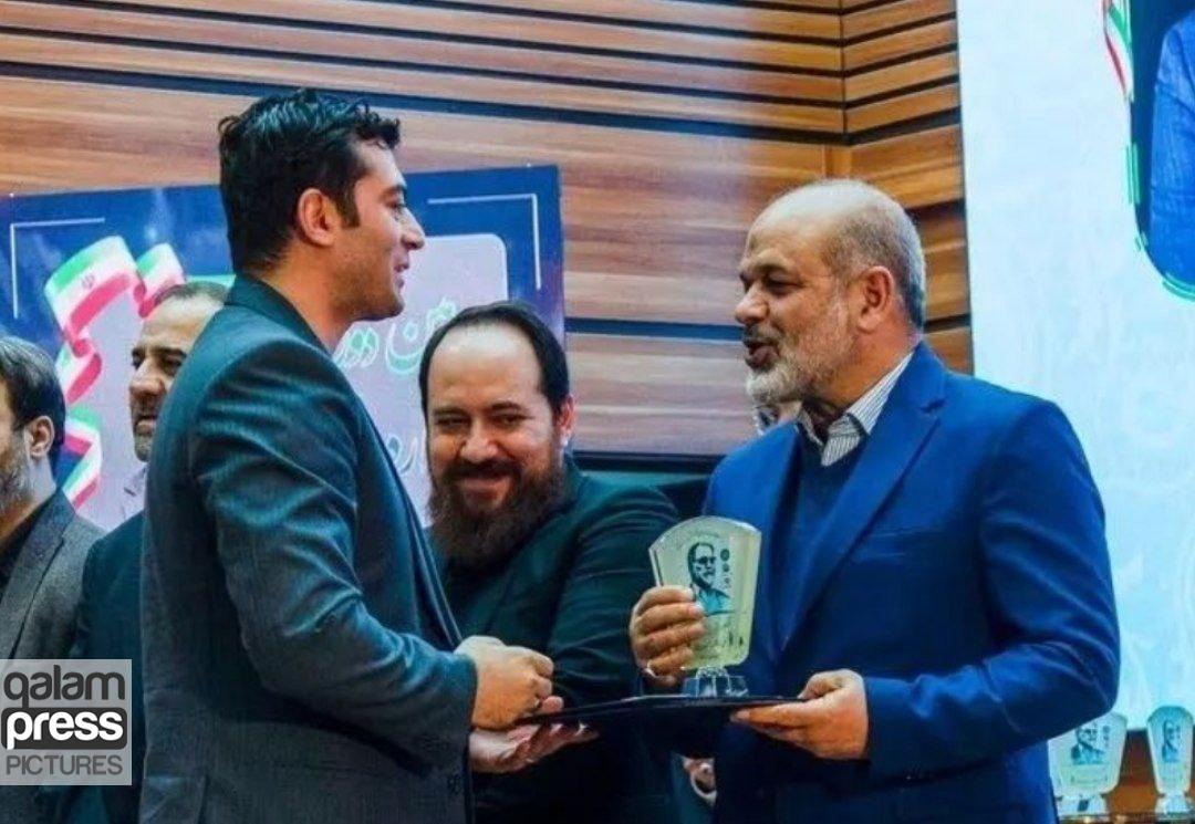 تجلیل وزیر کشور از رئیس هیات بدنسازی و پرورش اندام آذربایجانشرقی تجلیل وزیر کشور از رئیس هیات بدنسازی و پرورش اندام آذربایجانشرقی