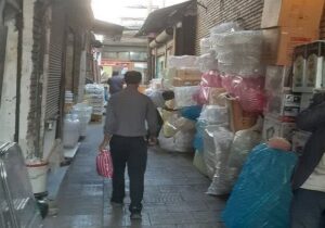 ارائه برگ اخطاریه به اصناف سدمعبر کننده در بازار دباغ خانه