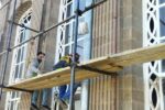 درب و پنجره های قدیمی عمارت ساعت مرمت می شود