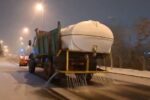 محلولپاشی معابر شهرداری منطقه ۳ تبریز برای تسهیل در عبور شهروندان