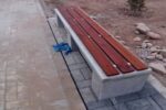 نصب نیمکتهای شهری در بوستان در حال احداث روشنایی