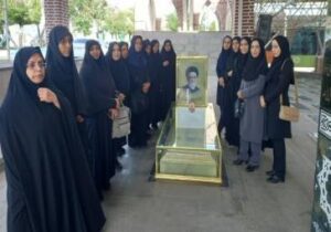 مراسم غبار روبی گلزار شهدا توسط خواهران بسیجی