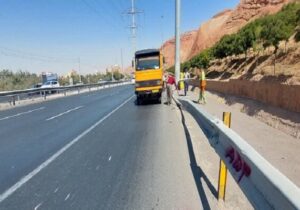 تعمیر و نصب ۶۰۰ متر از گاردریل‌های تخریب شده ضلع شمالی اتوبان پاسداران