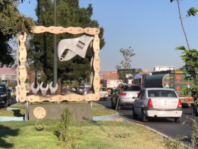 انتقال المان نمادین آچار فرانسه به رفوژ وسط جاده آذرشهر-تبریز