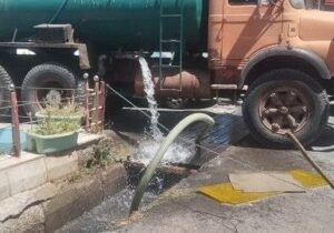 پاکیزگی محیط زیست شهری با شستشوی کانال های سطح حوزه شهرداری ناحیه ۱ منطقه ۲