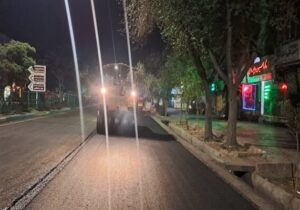 آغاز عملیات آسفالت ریزی لایه بیندر بلوار هفت تیر حدفاصل زیرگذر آبرسان تا چهارراه عباسی به میزان ۴۸۰ تن