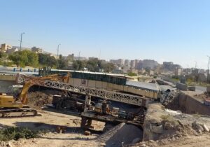 تداوم عملیات اجرایی پروژه دوربرگردان بلوار دوکمال/ پایان بتن‌ریزی عرشه اصلی پل