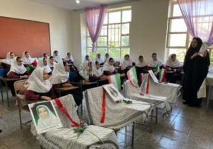نواختن زنگ دانش‌آموز شهید در دبستان نرجس