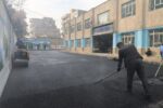 اجرای عملیات آسفالت‌ریزی ۱۱۵ تنی محوطه مدرسه محمد باقر