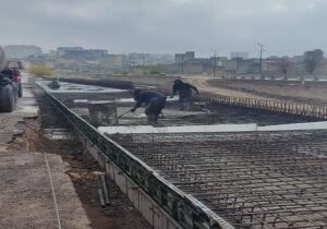 پیشرفت عملیات ساخت و بتن‌ریزی در دوربرگردان دوکمال با هدف ارتقای ایمنی و سامان‌دهی ترافیک