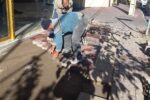 اجرای سنگفرش پیاده روها در قسمتهای عقب کشی شده ساختمانها