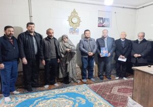 دیدار فرمانده و اعضای شورای پایگاه مقاومت امام علی (ع) منطقه یک با خانواده شهید والامقام "حسین پور عبداله"