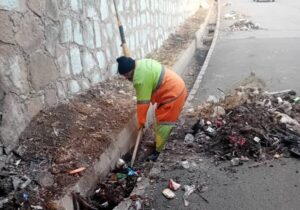 لایروبی آبرو مقابل درب اول دانشگاه آزاد تبریز توسط عوامل خدمات شهری منطقه ۵