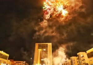 برگزاری مراسم نورافشانی به مناسبت ولادت امام علی (ع)، در میدان شهید بهشتی