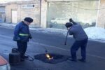 تداوم لکه‌گیری و چاله‌زدایی معابر شهری با استفاده از آسفالت سرد