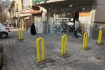 نصب ۵۰ مانع ترافیکی فلزی در خیابان شمس تبریزی توسط شهرداری منطقه ۱۰ تبریز