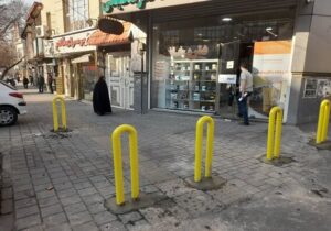 نصب ۵۰ مانع ترافیکی فلزی در خیابان شمس تبریزی توسط شهرداری منطقه ۱۰ تبریز