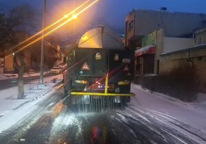 برف روبی و محلول پاشی شبانه روزی معابر شرق تبریز