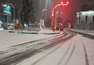 بازگشائی معابر سطح حوزه شهرداری منطقه ۲ با انجام محلول پاشی و برف روبی شبانه