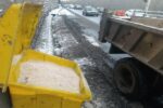 شارژ هفتگی مخازن نمک در خروجی زیر گذرهای شهرداری منطقه ۸