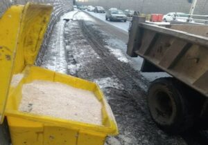 شارژ هفتگی مخازن نمک در خروجی زیر گذرهای شهرداری منطقه ۸