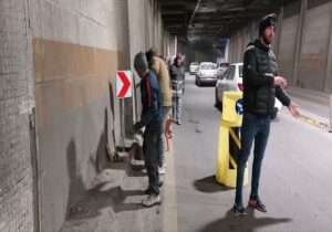 تداوم اجرای تجهیزات ترافیکی و تابلوهای انتظامی حاشیه‌نما در زیرگذر صاحب‌الامر