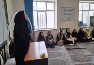 برگزاری برنامه آموزشی سلامت جسمی و روانی و مهارت های ارتباطی با هدف تحکیم بنیان خانواده در مدرسه شهید باکری