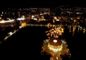 آسمان تبریز به مناسبت عید بزرگ نیمه شعبان نور باران می‌شود