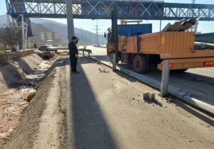 تداوم تعمیر و بهسازی گاردریل‌های اتوبان پاسداران در منطقه ۱۰ تبریز