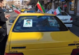 مزین شدن تاکسی های شهر به تصاویر رهبر شهید و رهبر عزیزمان حضرت آیت الله سید مجتبی خامنه ای
