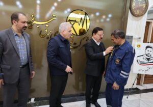 نشان افتخار بر سینه سیمبانان شرکت توزیع نیروی برق تبریز